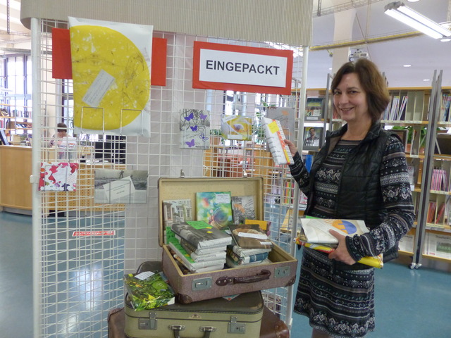 Kerstin Mattner, komm. Leiterin Bibliothek, präsentiert Aktion 100 x EINGEPACKT.