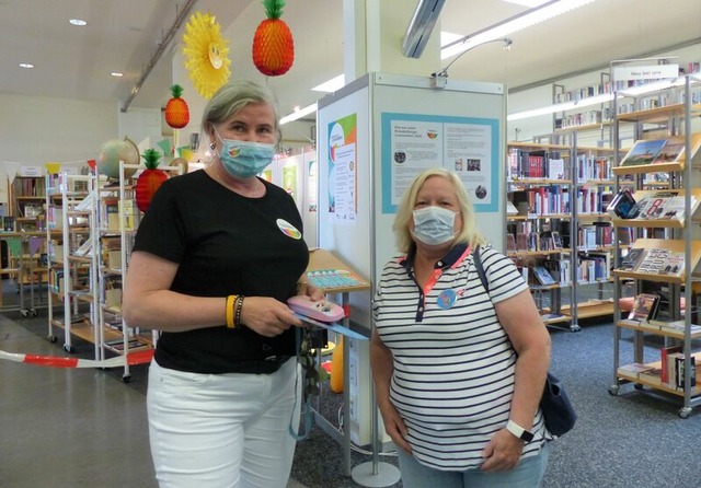 Projektkoordinatorin Sabine Marcieniec (links) und Lesefuchs e.V. - Vorsitzende Karola Morys vor dem Cottbuser Leseclub kurz vor der Eröffnung des Brandenburger Lesesommers. Foto Kerstin Stöckel