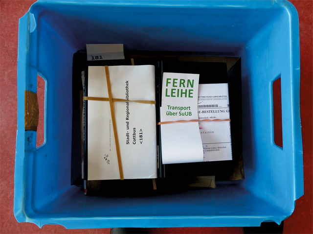 Das Bild zeigt eine Kiste mit Büchern.
