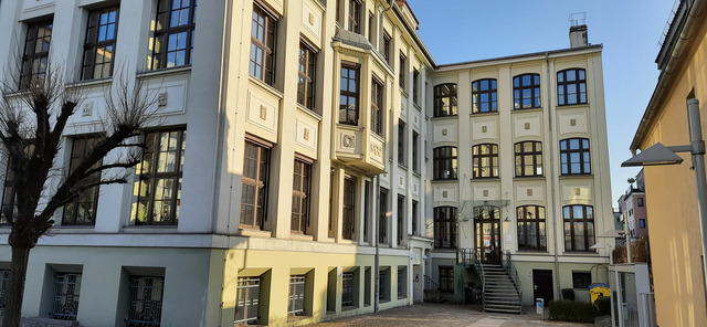 Das Bild zeigt ein Haus. Das Haus ist die Bibliothek.