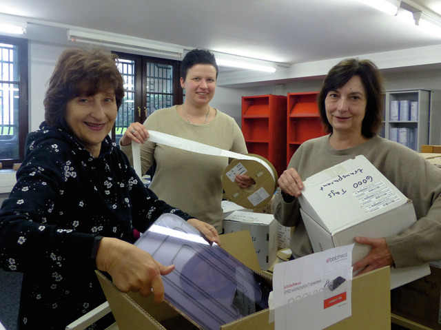 Karin Kneese, Jasmin Hannusch und Bibliotheksleiterin Kerstin Mattner