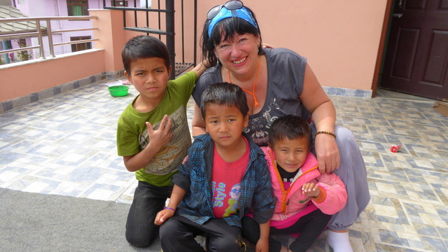 Michaela Münzberg mit drei Kindern aus Nepal