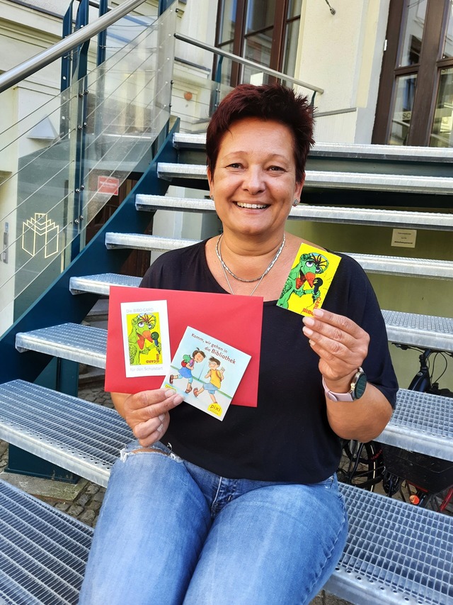 Michaela Lehmann freut sich auf die Schulanfänger. Sie hält die Bibocard in der Hand, c Uta Jacob