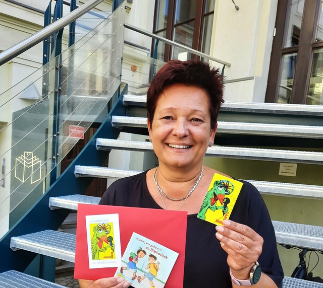 Michaela Lehmann freut sich auf die Schulanfänger. Sie hält die Bibocard in der Hand, c Uta Jacob
