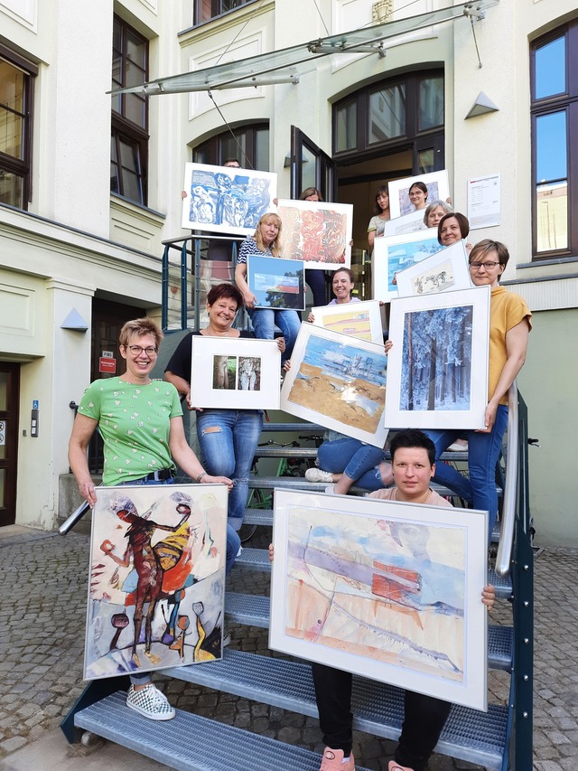 Die Bibliothek freut sich über die neue Kunst für die Artothek, Foto Uta Jacob