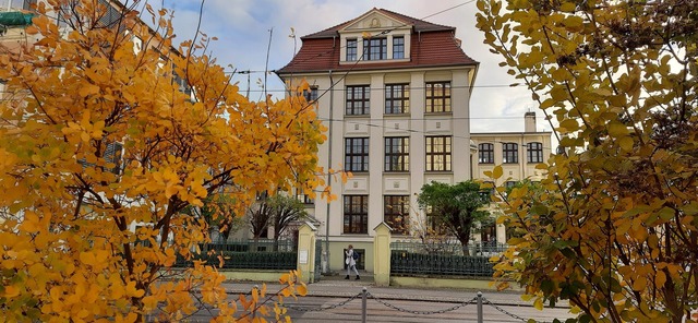 Herbstlicher Blick auf das Gebäude Berliner Straße 13 14, c Uta Jacob