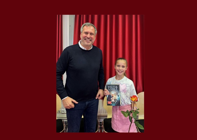 Voller (Lese)Freude - die Siegerin Raya Gnädig und der Oberbürgermeister der Stadt Cottbus/Chóśebuz Tobias Schick, c Pauline Blum