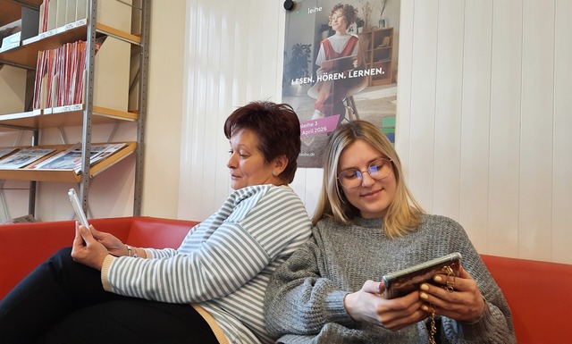 "Onleihe 3 Michaela Lehmann und Pauline Blum testen die neue Version, c Uta Jacob.jpg"