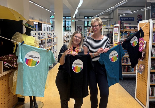 Große Wäsche vor den heißen Lesesommerwochen v.l. Pauline Blum, Jördis Klose c Daniela Wedemeier.jpg