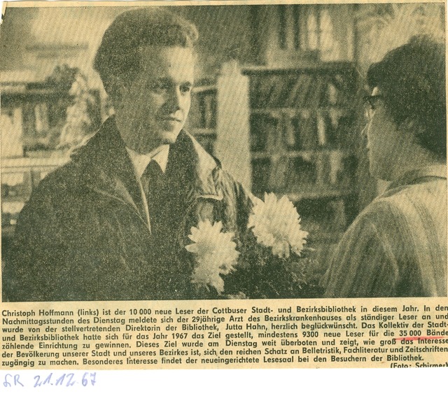 Jutta Hahn begrüßt einen Leser. Foto: Lausitzer Rundschau vom 21.12.1967