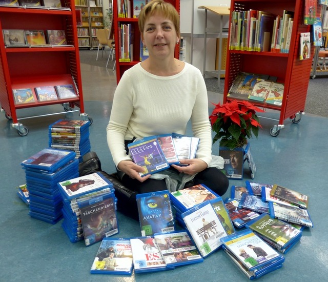 Petra Michalk mit neuen Blu-rays im Bestand der Bibliothek